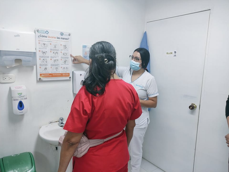 Fotografía de una enfermera capacitando sobre el lavado de manos